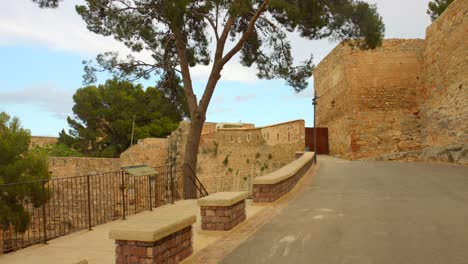 Straße-In-Der-Nähe-Der-Ruinen-Der-Burg-Sagunto-In-Spanien