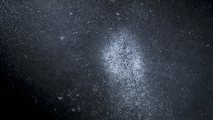 Pillola che si dissolve in liquido, timelapse astratto in primo piano che mostra le particelle che si disperdono