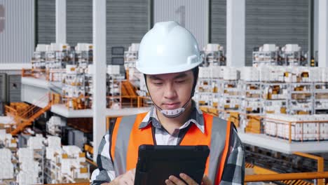 trabajador de almacén que utiliza una tableta