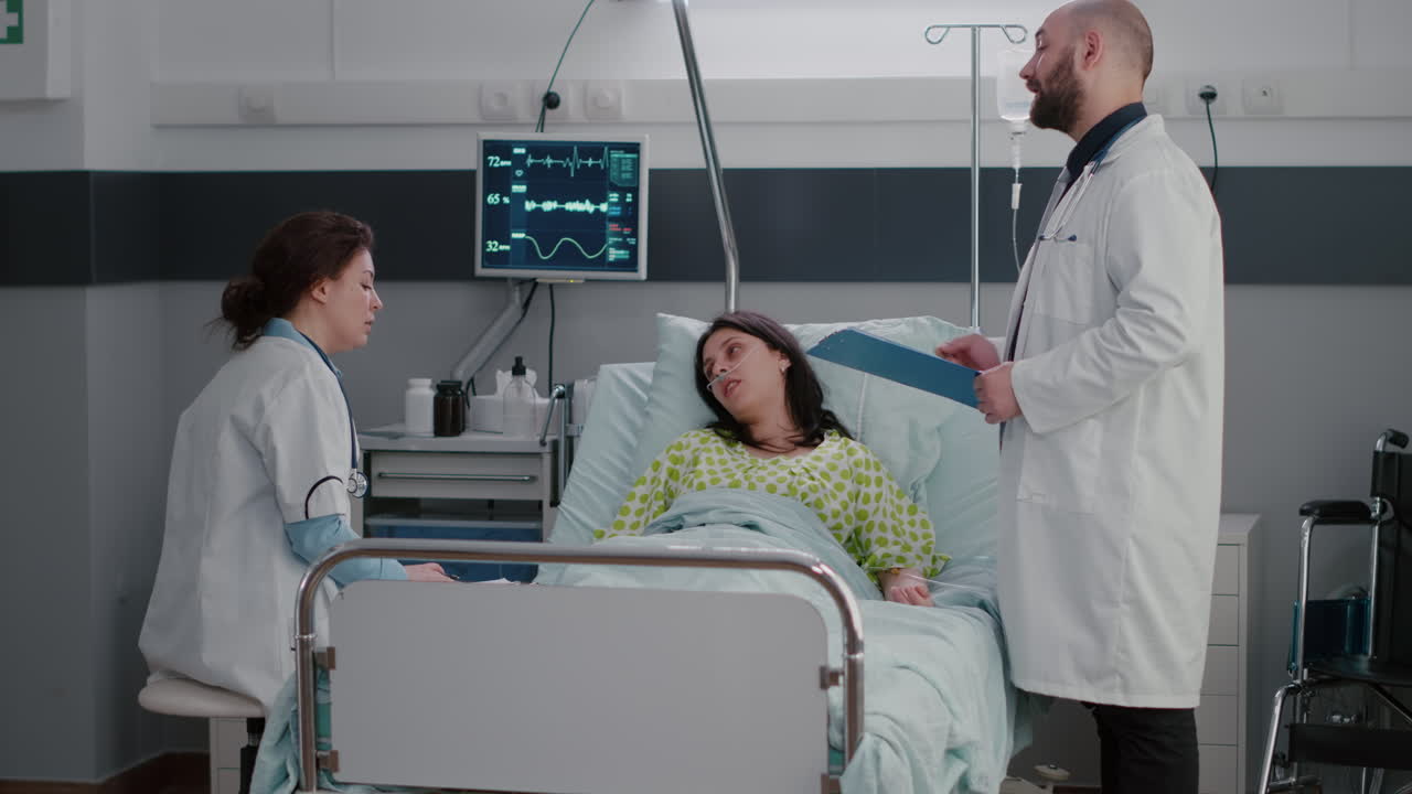 médicos que supervisan a la mujer enferma escribiendo el tratamiento de la enfermedad