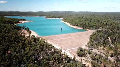 vista aérea sobre la represa logue brook en el suroeste de australia occidental