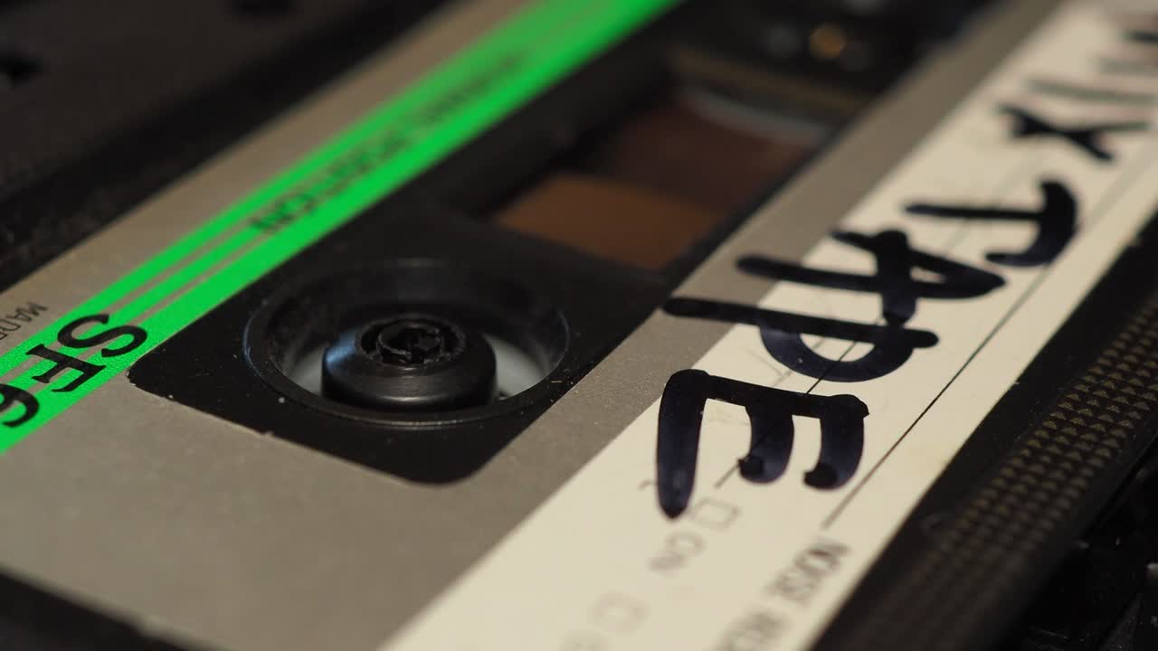 cinta de mezcla de casete de audio que se reproduce en reproductor de casete - grabadora