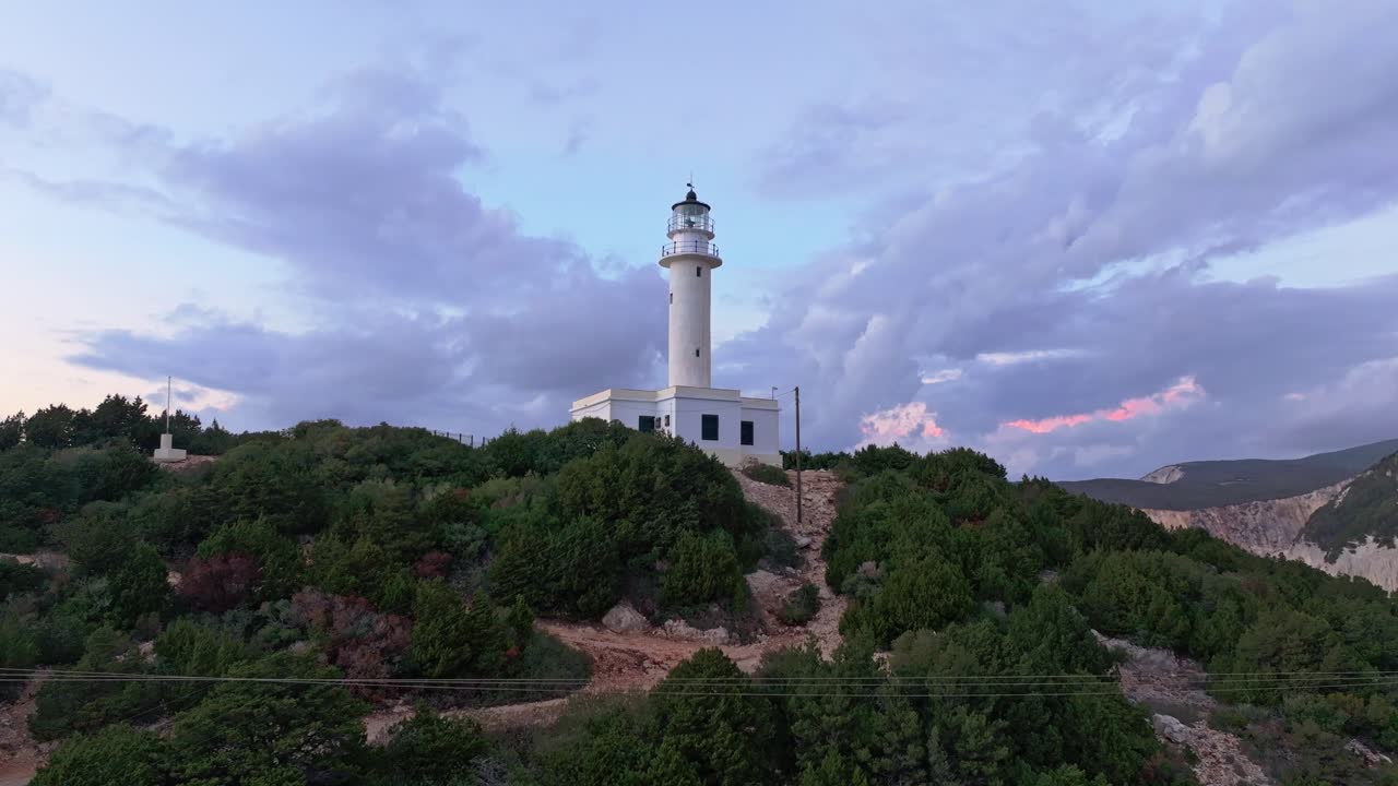 Spettacolo drammatico al tramonto sopra le scogliere ioniche e il faro, Lefkada, Grecia