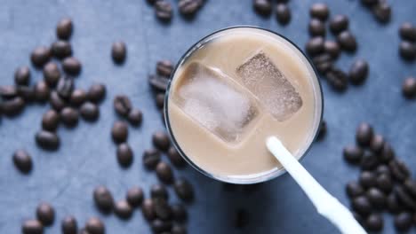 café helado con hielo y granos de café