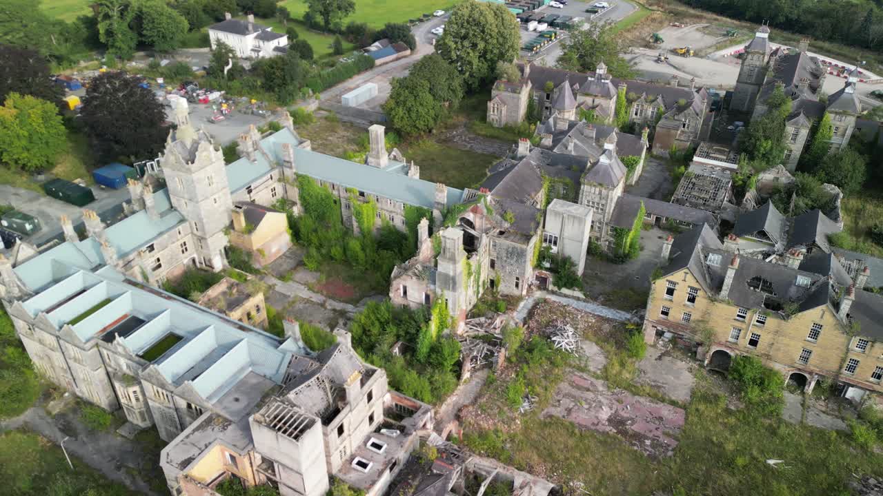 유령이 있는 denbigh 미치광이 병원, 북 웨일즈, 공중 반시계 방향으로 회전하고 뒤로 끌어, 은 오후