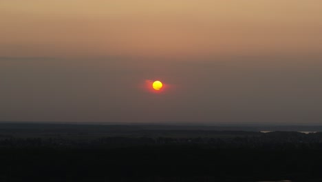 Amanecer-Sobre-El-Mar-De-Kaunas,-Vista-Aérea-De-Drones