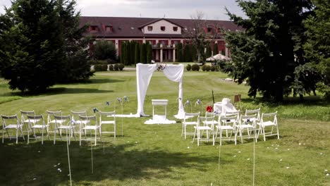 Altar,-Arco-Con-Cortinas-Y-Sillas-En-La-Boda-De-La-Finca,-Carro-Al-Revés