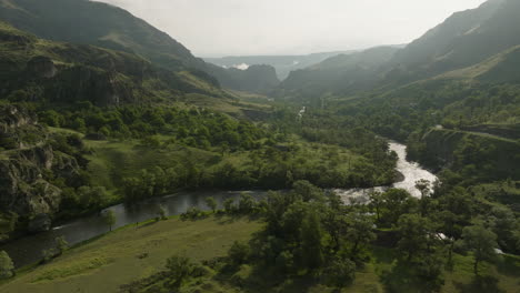 Luftaufnahme-Des-Flusses-Mtkvari-Und-Der-üppigen-Grünen-Berglandschaft-Mit-Nebel-In-Georgia