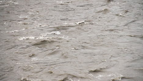 Los-Rápidos-Del-Río-Corren-Corriente-Abajo