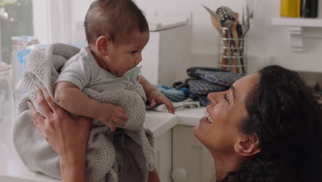 Madre-Feliz-Jugando-Con-El-Bebé-En-Casa-Madre-Amorosa-Cuidando-Al-Niño-Divirtiéndose-Padre-Disfrutando-De-La-Maternidad