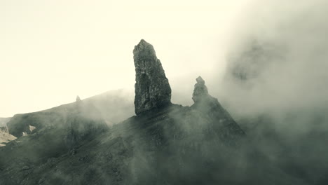 las cimas de las montañas brumosas