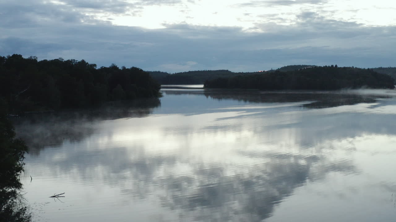 스웨덴의 아름다운 호수 위로 아래로 움직이는 4k 드론