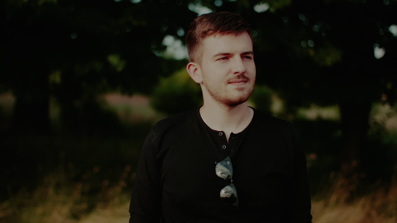 여름 2에 그녀의 연인과 미소를 껴안은 매력적인 소녀