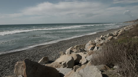 A-view-of-the-Pacific-Ocean-and-the-beach-inside-Torrey-Pines-State-Natural-Reserve-near-San-Diego,-California