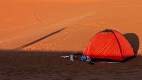 Tienda-De-Campaña-Naranja-Acampando-En-La-Arena-Roja-Del-Desierto.