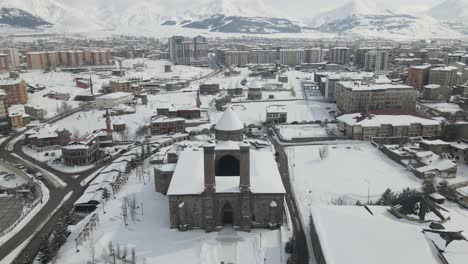 schneebedecktes zwillingsminarett