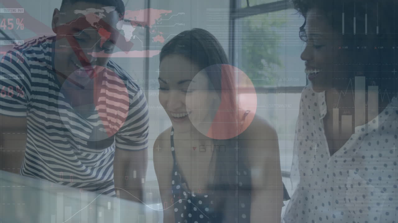 animación del procesamiento de datos financieros sobre diversas personas de negocios en la oficina