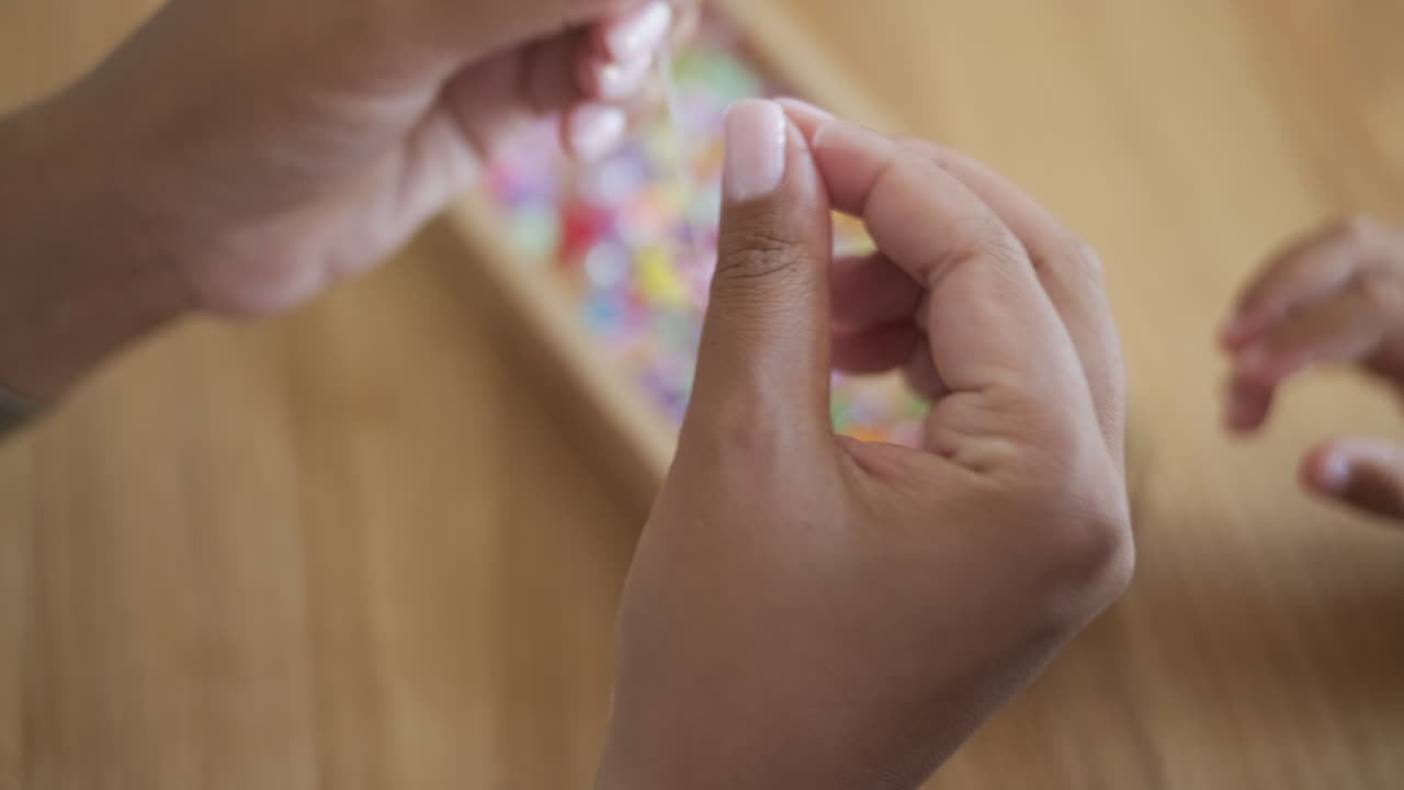 madre y hijo tocando cuentas juntos