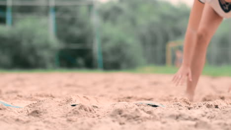 Eine-Volleyballspielerin-Schlägt-Im-Herbst-Den-Ball-In-Zeitlupe-Am-Strand