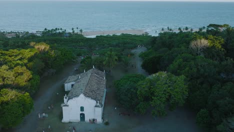 Luftdrohnenaufnahme-Der-Strandstadt-Trancoso-In-Bahia-Brasilien-Mit-Kirche-Und-Meer