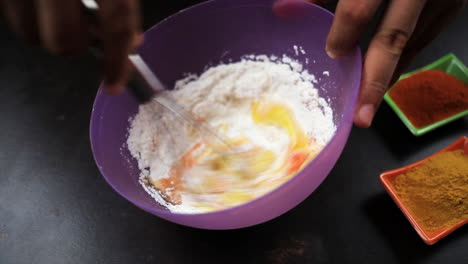 el chef mezcla la mezcla de harina de maíz, huevo, polvo rojo frío y sal por el bigote