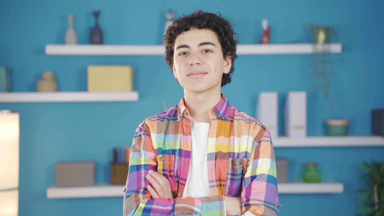 el niño dice shhh, expresando silencio.