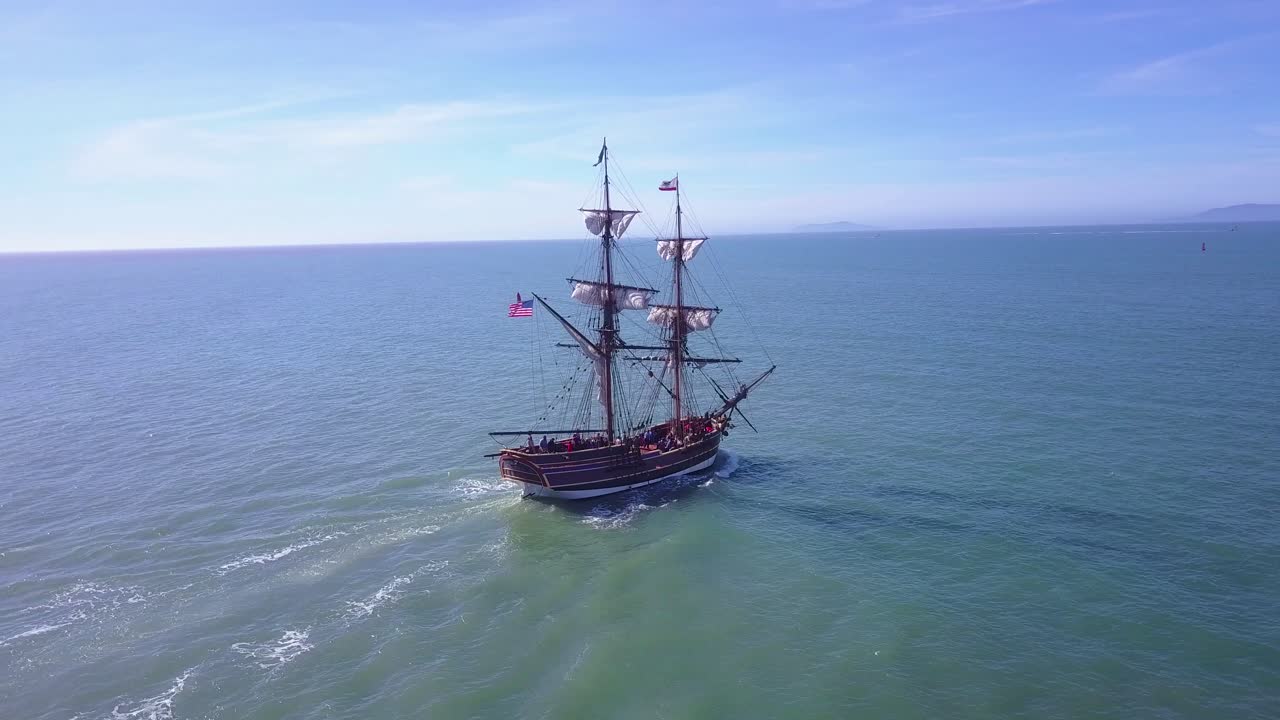 낮에는 탁 트인 바다에서 키 큰 범선을 따라가는 장엄한 공중