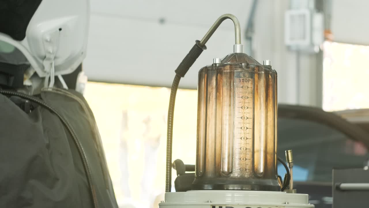 차고에서 오일 교체 장비