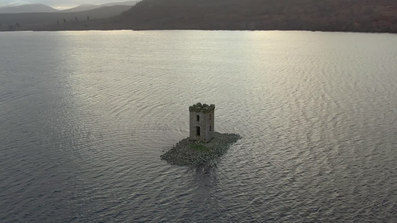 eilean nam faoilaig crannog en loch rannoch en perthshire, escocia