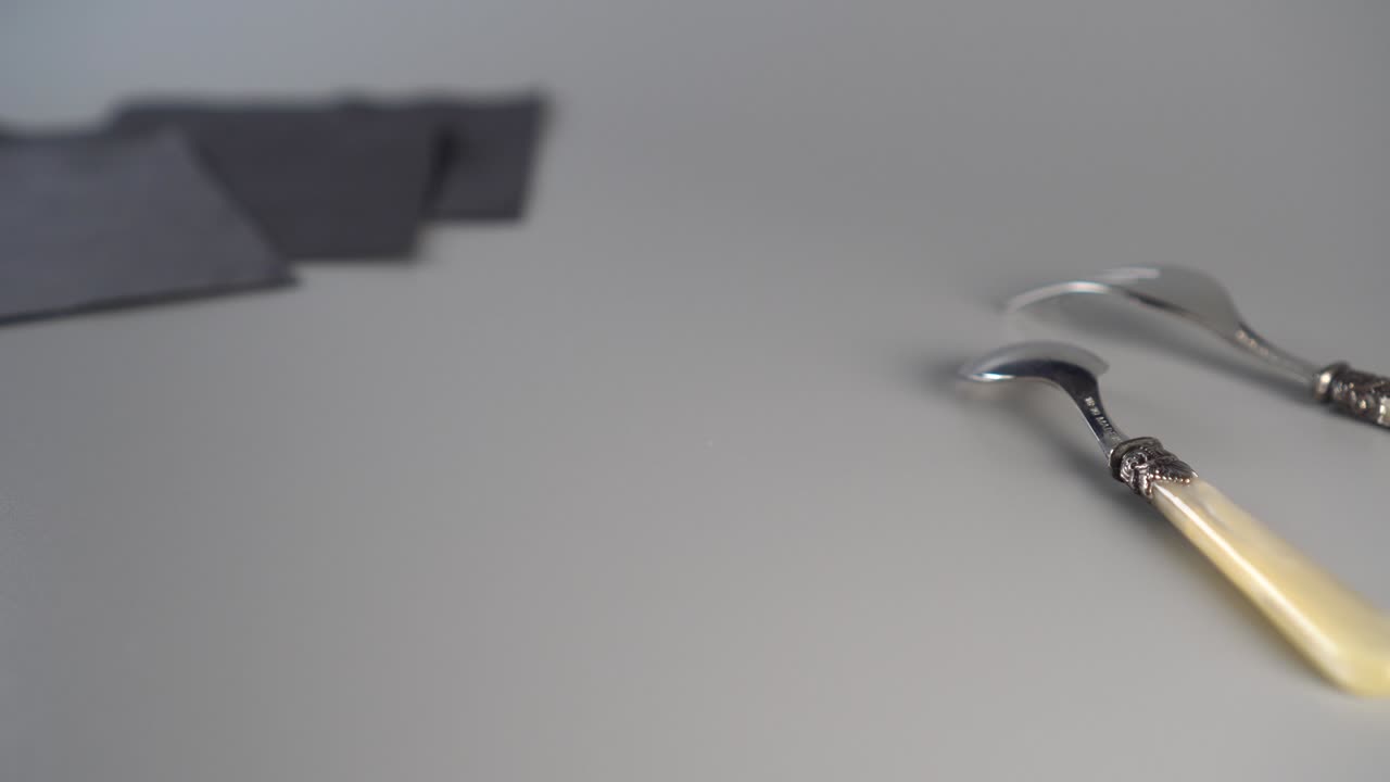 빨간색 은 체리 토마토는 회색 바탕에 위에서 떨어집니다.