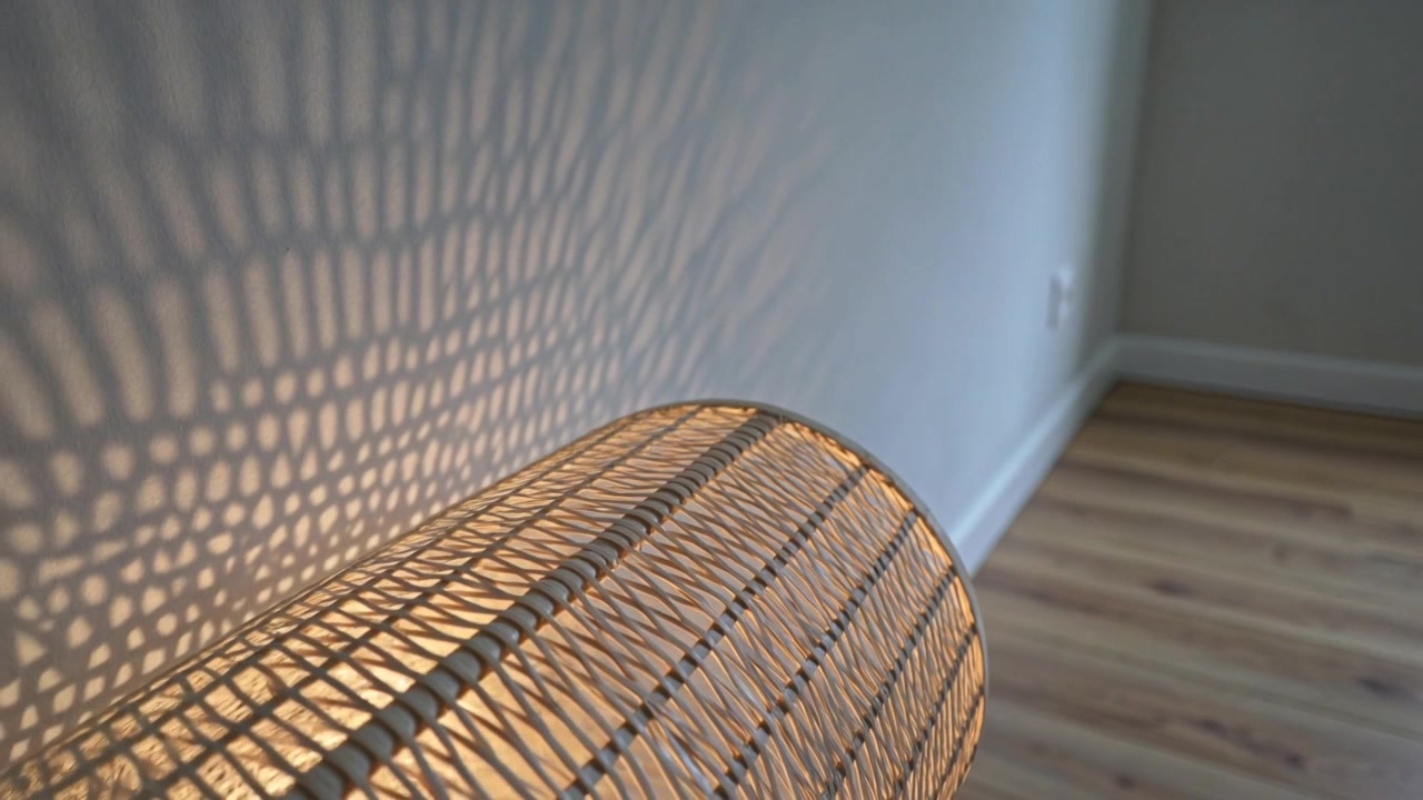 Telecamera panoramica che mostra una lampada accesa che proietta una griglia sulla parete di casa, rivelando la finestra della stanza, con spazio per il testo.