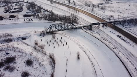 Puente-Ferroviario-Cubierto-De-Nieve-En-Invierno.-Disparo-De-Drone