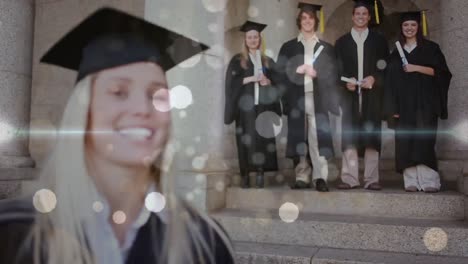 estudiante universitaria con gorra y bata sonriendo con sus amigos