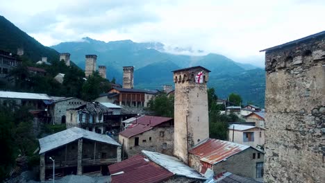 Pueblo-De-Mestia-En-El-Centro-De-La-Ciudad-Con-Torre-De-Piedra-Defensiva-Histórica-Y-Tradicional-Diseño-De-Arquitectura-De-Casa-Gente-Caucásica-Vive-Allí-En-Georgia-En-Europa