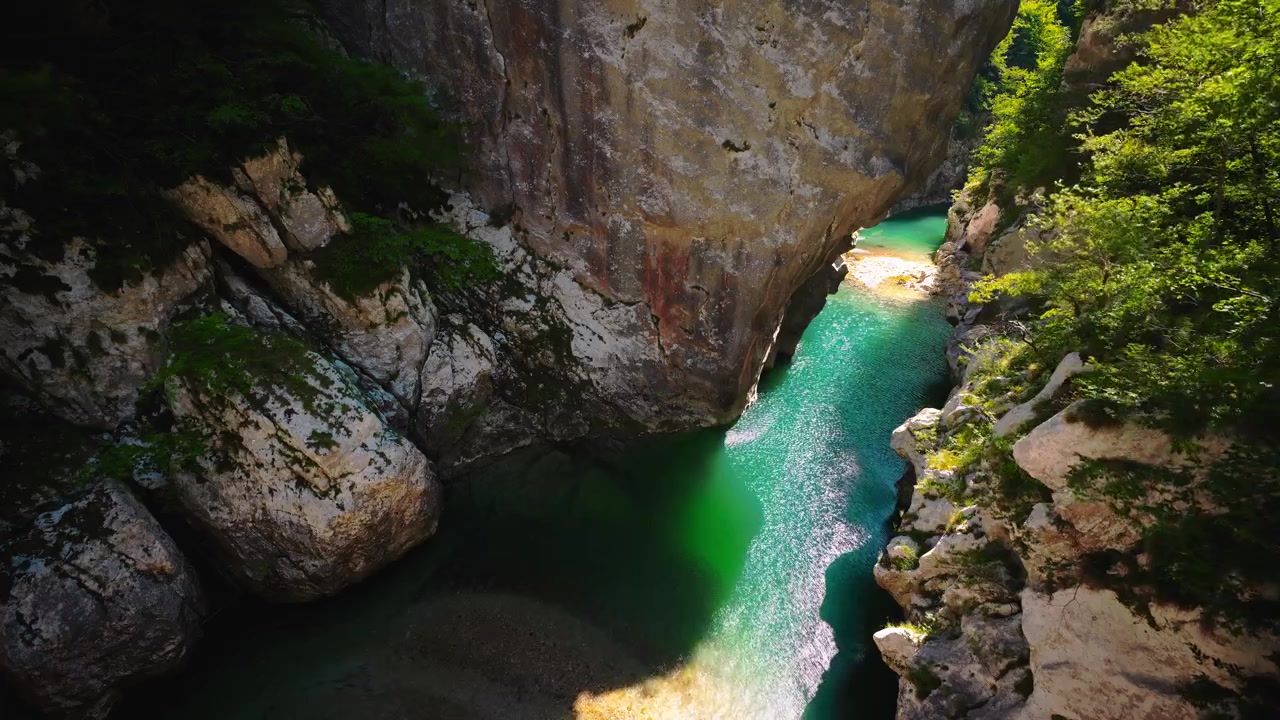 İtalya'daki Sentiero del Dint patikasından, kayalık Cellina geçidindeki turkuaz dağ deresi suyu.