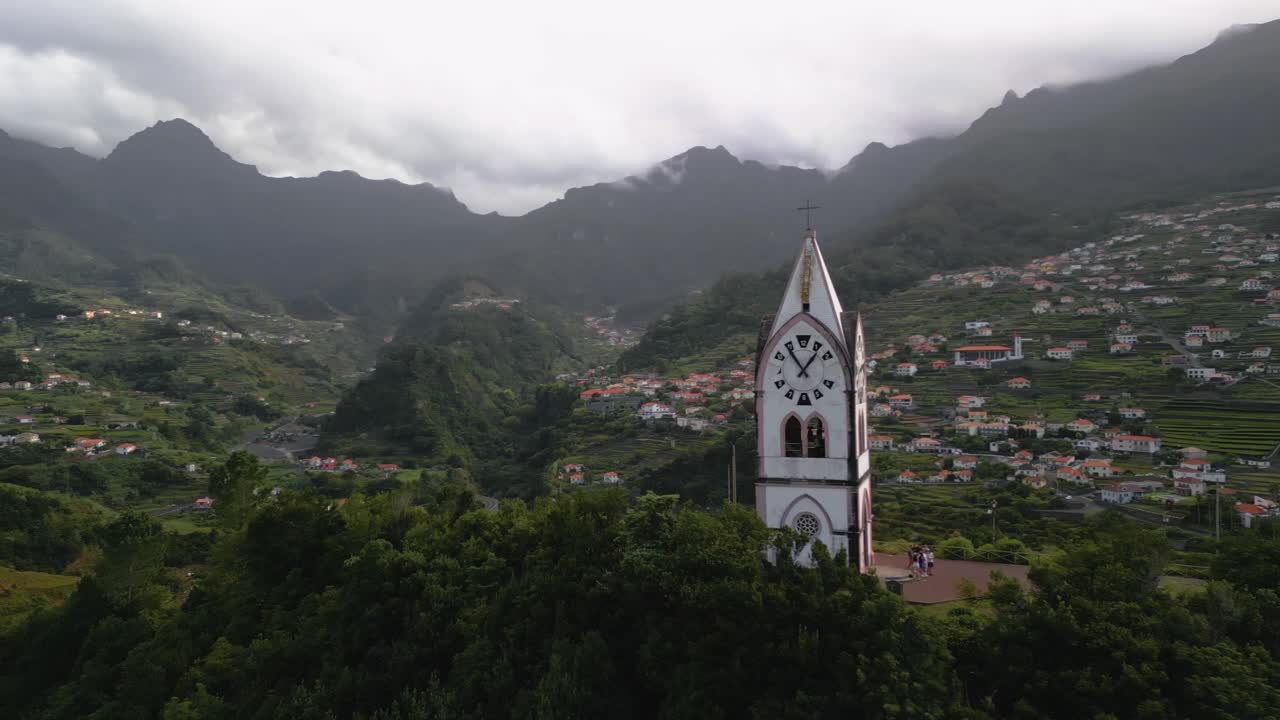 Vista aerea del villaggio di São Vicente a Madeira, Portogallo