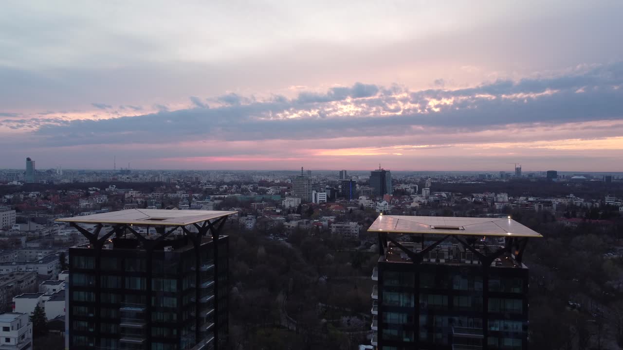 Imagens Aéreas do Pôr do Sol e Edifícios de Vidro