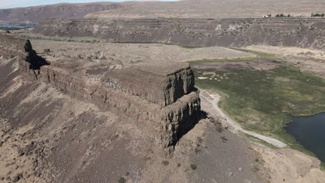 Panoramaumlaufbahn-Eines-Riesigen-Hügels-Inmitten-Des-Sun-Lakes-Dry-Falls-State-Park,-Luftaufnahme