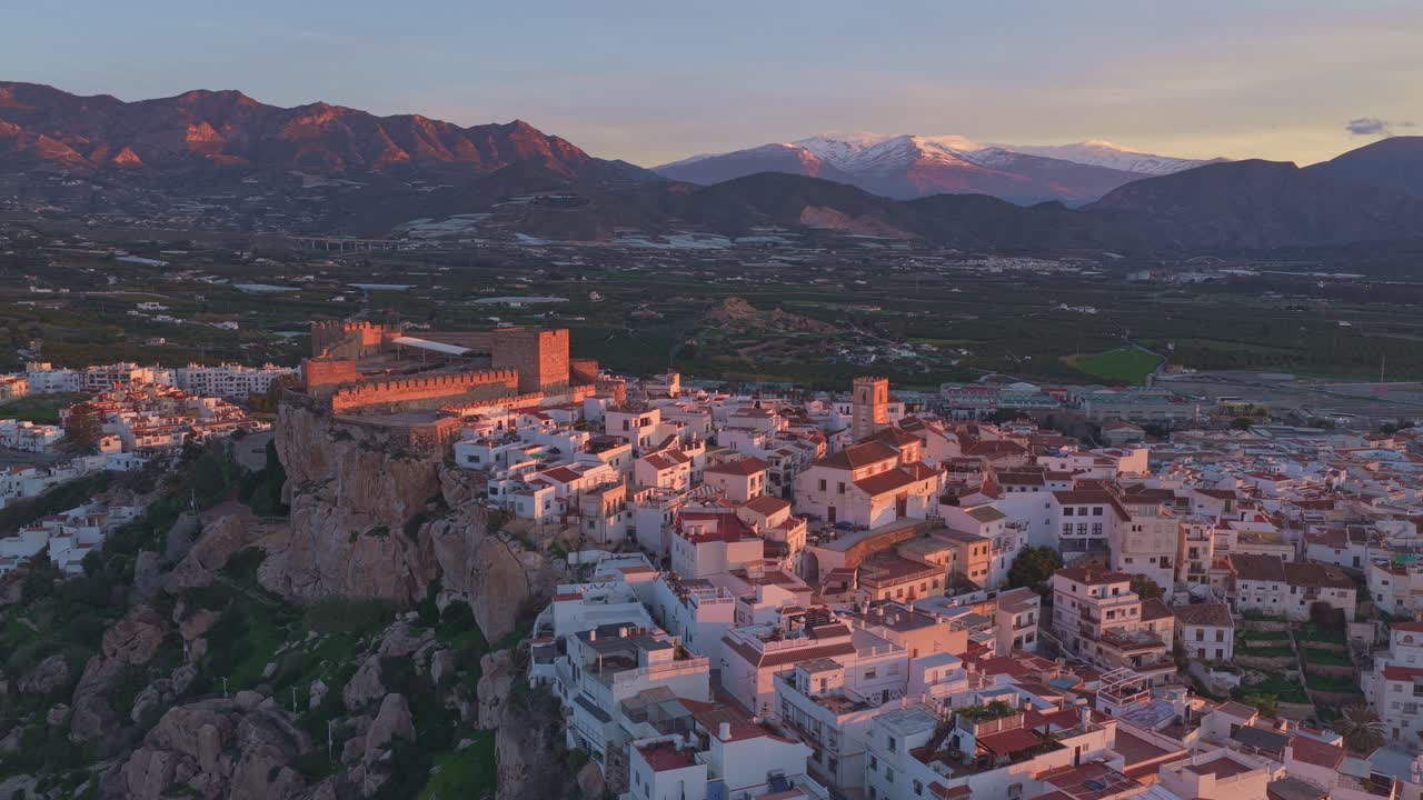 Castello di Salobreña in Andalusia con le montagne della Sierra Nevada al tramonto