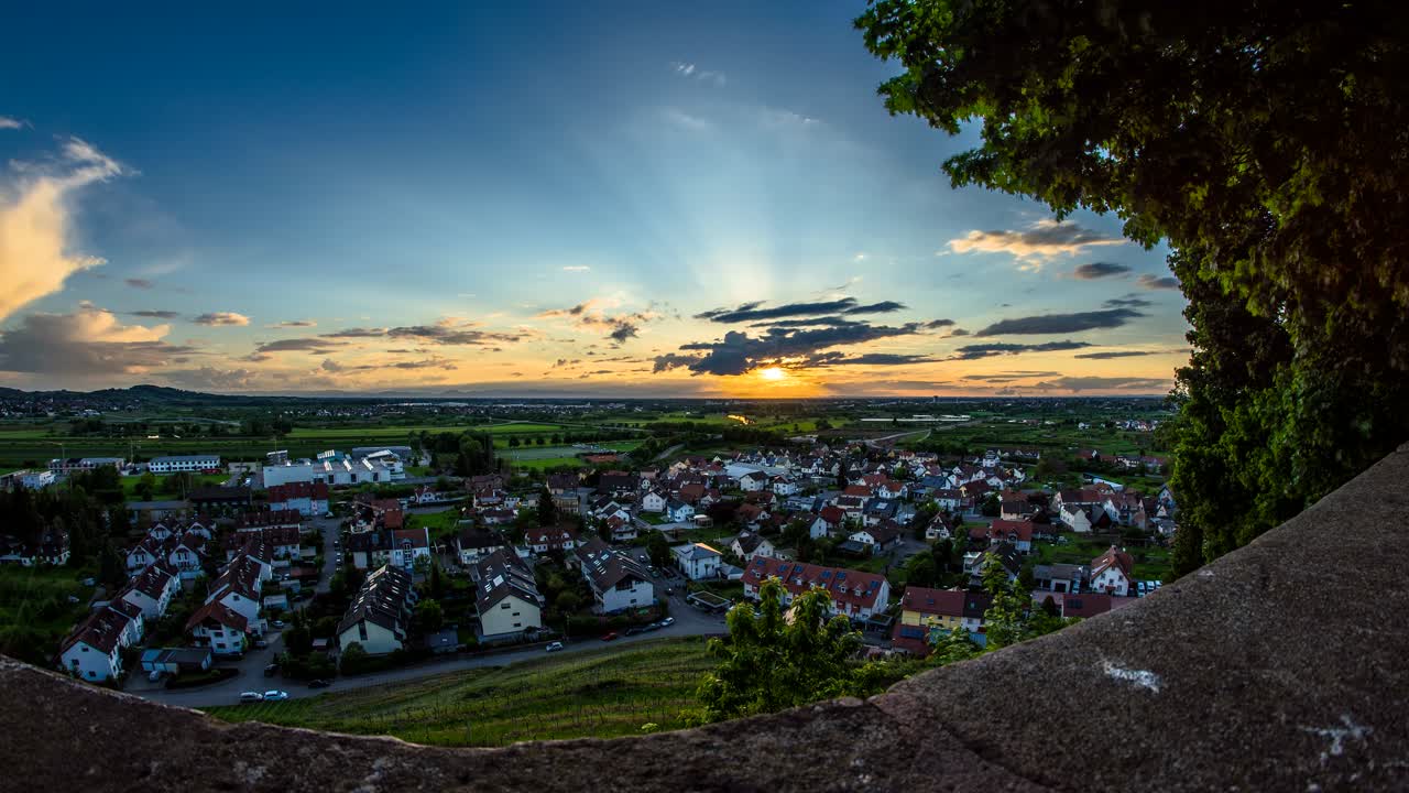 구름과 도시 위에 시간 경과 일몰