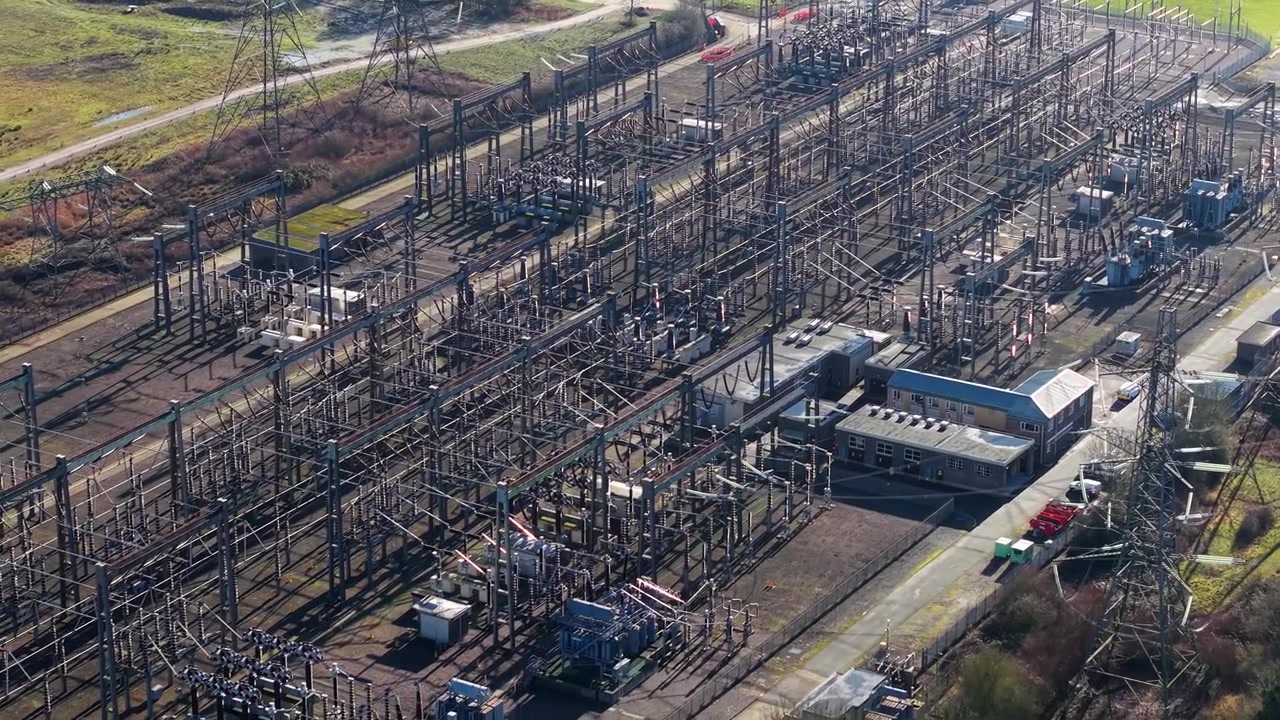 Vista Aérea de Subestação Elétrica e Linhas de Alta Tensão em Luton