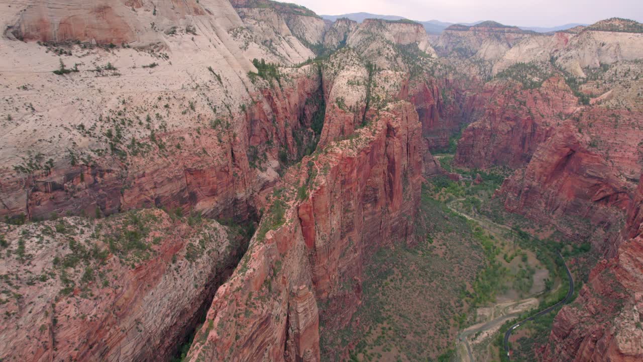 天使降落在西安國家公園(英語:angels landing in zion national park, 猶他州, 美國)的空中4k映像