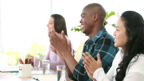 equipo de negocios creativos en una reunión