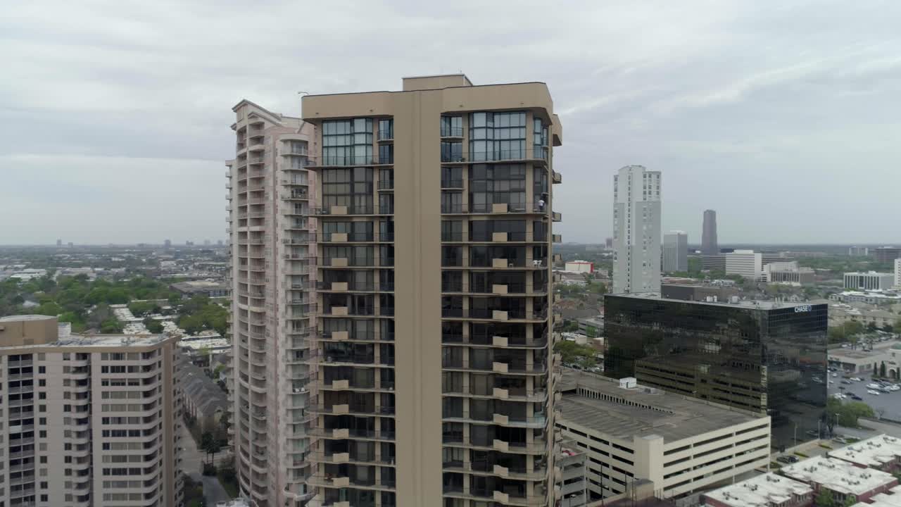 este video trata sobre una vista aérea de edificios de condominios en la popular área de galerías en la parte alta de houston, texas