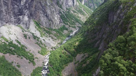 挪威的海上景觀:馬博達倫山谷 (mabodalen valley) 和rv7到哈丹格維達 (hardangervidda) 和奧斯陸 (oslo) 遠在下面 - 挪威的空中景觀