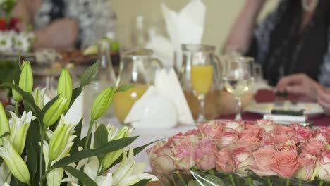 primer plano de la mesa de la cena festiva con aperitivos y bebidas servidos
