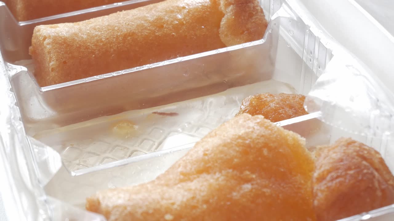 Freshly fried Chachepo sweets with a crispy texture, served in a clear plastic container