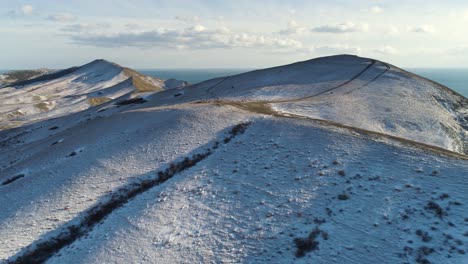 picos de montañas nevadas y vistas al océano