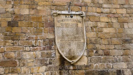 Placa-Conmemorativa-Del-Patrimonio-En-El-Castillo-De-Chaves,-Portugal