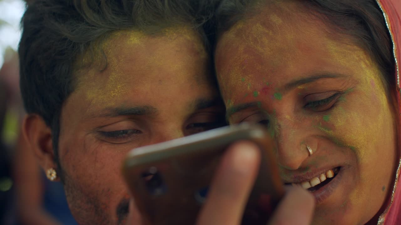 la gente de rajasthan celebra el festival de los colores holi en la india